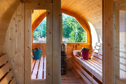 Sala de sauna con ventana y banco de madera.