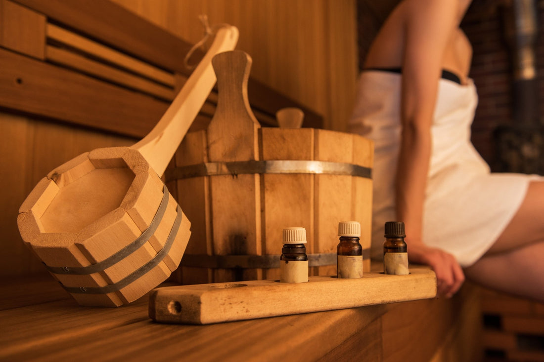 Cubo de madera y aceites esenciales en una sauna.