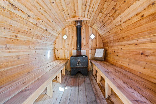 Sala de sauna con cocina y bancos de madera.