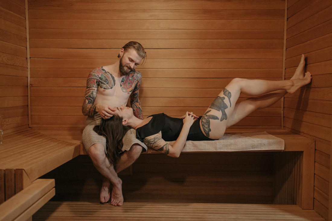 Un hombre y una mujer en una sauna.