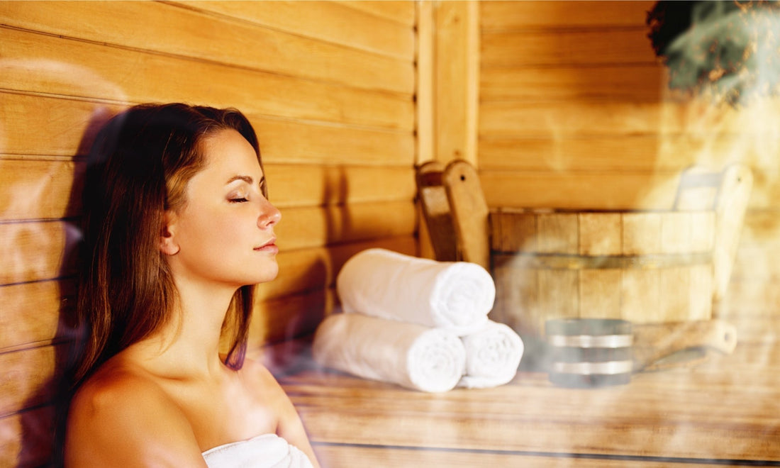 Mujer relajándose en una sauna.