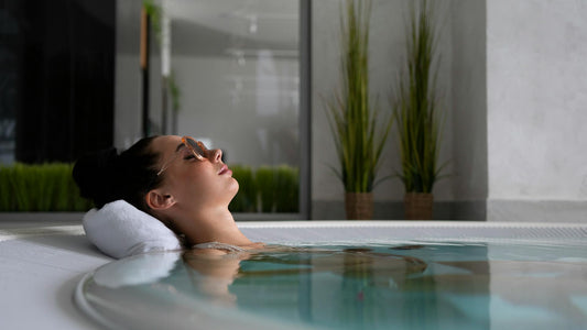 Una mujer se relaja en un jacuzzi.