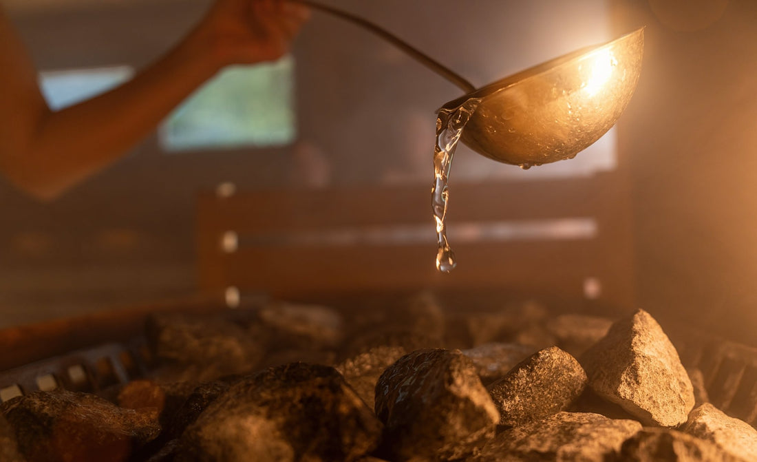 Agua que se vierte sobre las piedras de la sauna.