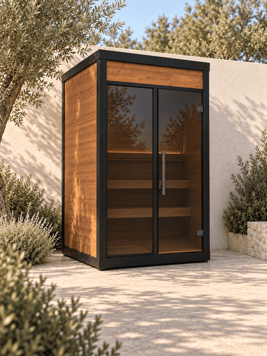 Sauna exterior Usko XS con frente acristalado y revestimiento de madera en una imagen de catálogo.