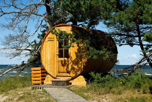 Sauna en forma de barril de madera.