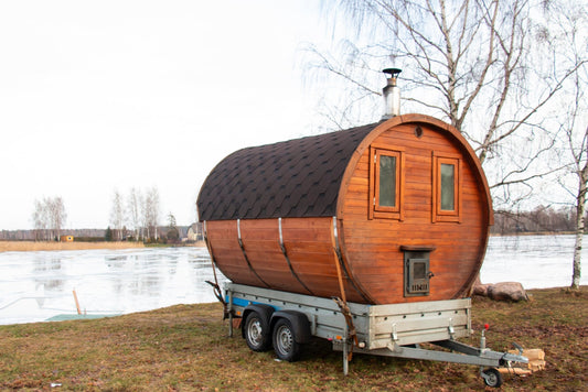 Sauna de barril en un remolque al aire libre.