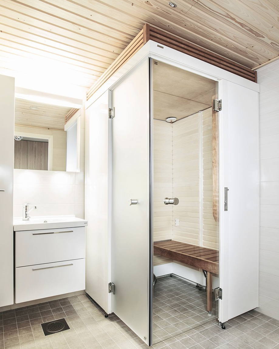 Sauna Smart Fold en el moderno cuarto de baño.