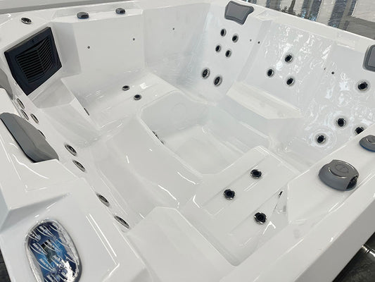 Jacuzzi de exterior Hydra 215 con asas negras.