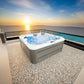 Jacuzzi Hydra 200 en una terraza con vistas al océano.