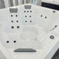 Jacuzzi Hydra 200 con detalles en negro.