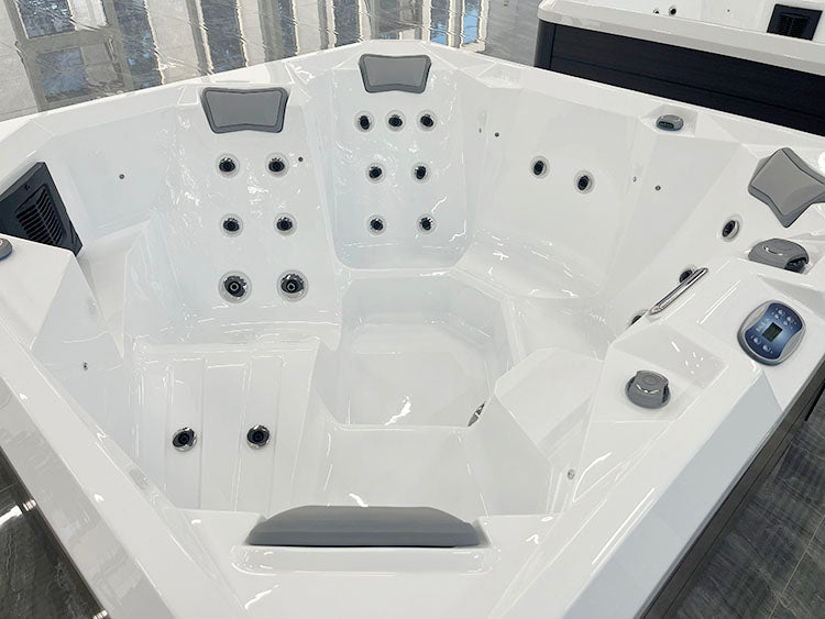 Jacuzzi Hydra 200 con detalles en negro.