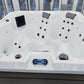 Jacuzzi Hydra 200 con pantalla y botones negros visibles.