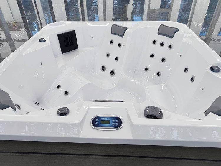 Jacuzzi Hydra 200 con pantalla y botones negros visibles.