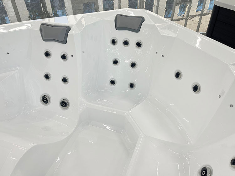 Jacuzzi Hydra 200 compacto con botones negros.