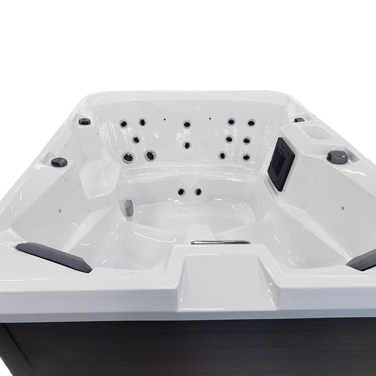 Jacuzzi Hydra 170 con botones visibles y ventilación.