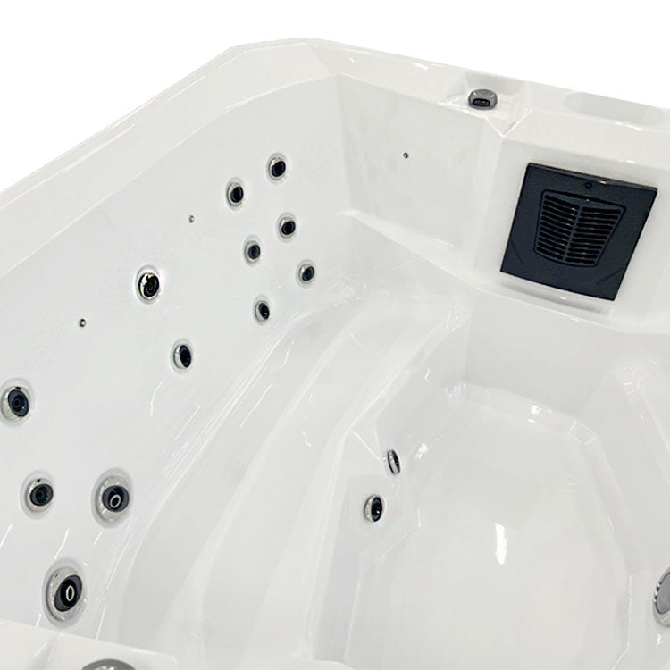 Jacuzzi Hydra 170 con detalles en negro y plata.