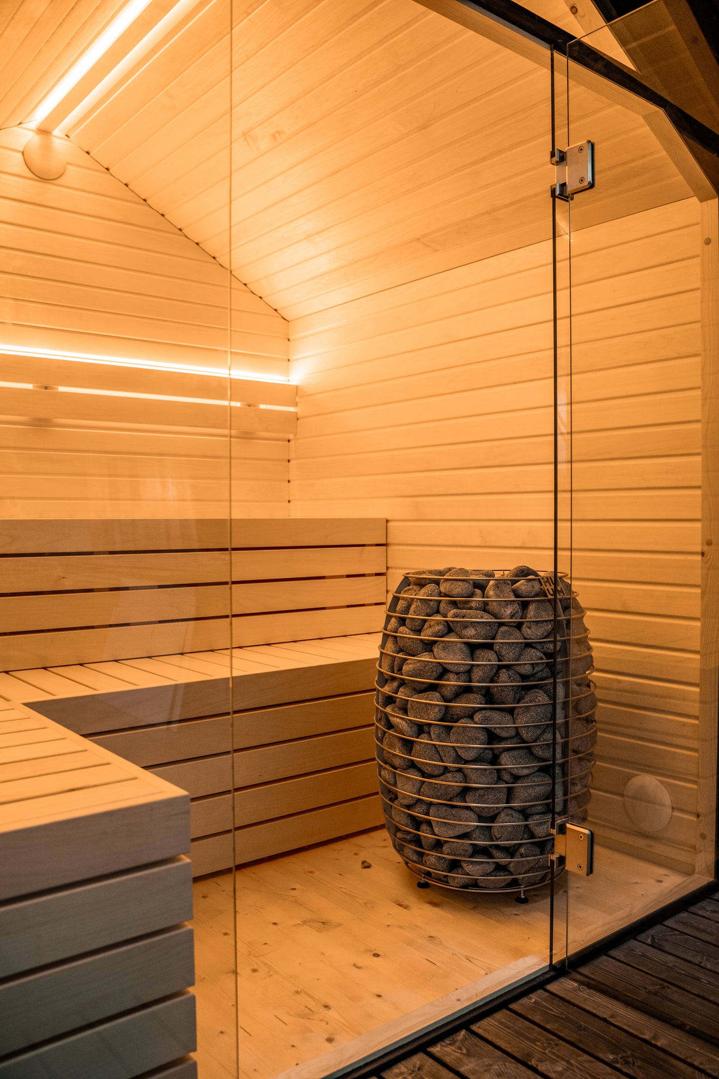 Saunamo Lumi: puerta de cristal en sauna exterior aislada