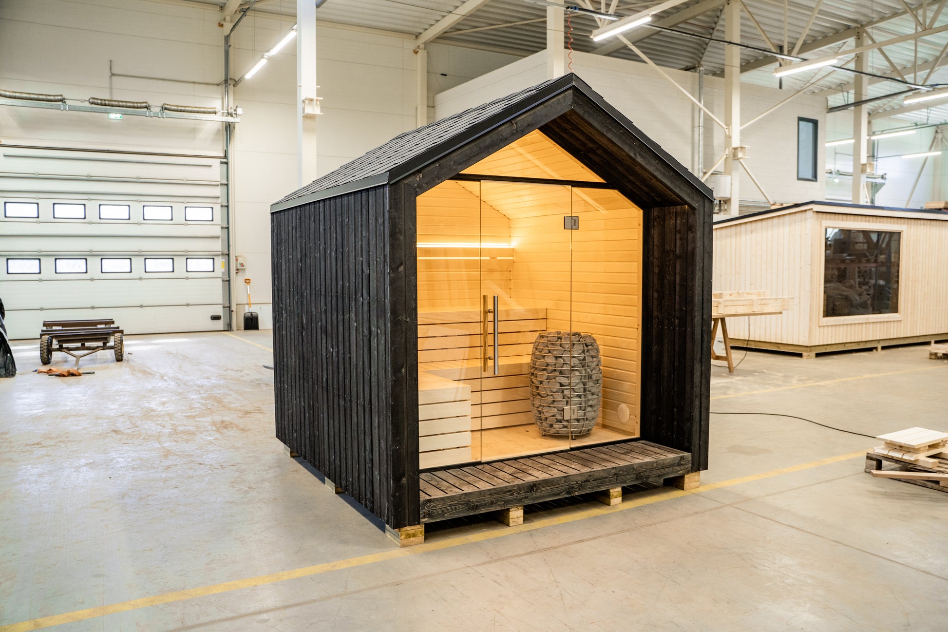 Sauna LUMI con puerta de cristal y calefactor eléctrico.