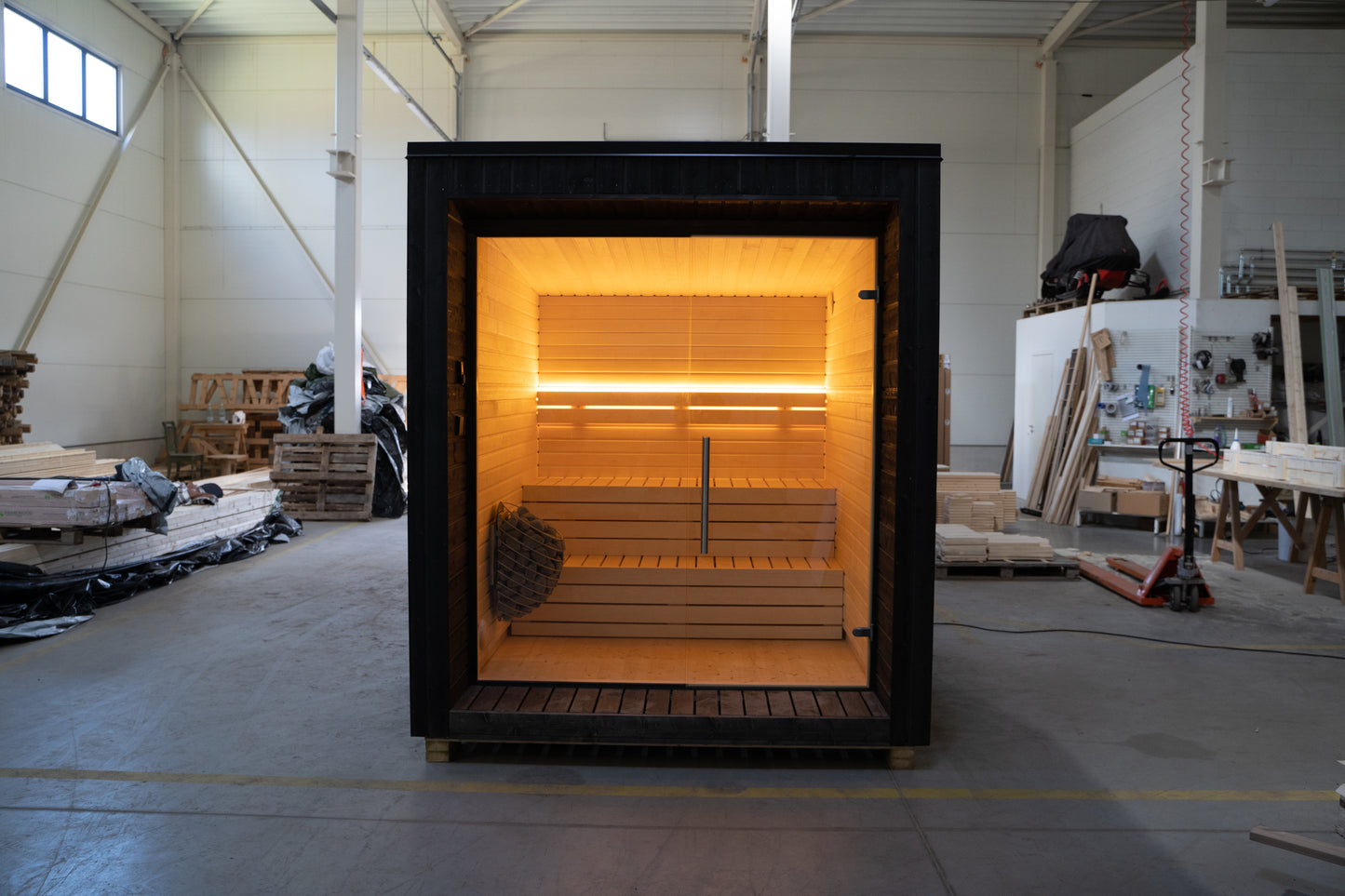 Sauna LUMI con pared de cristal en el interior.