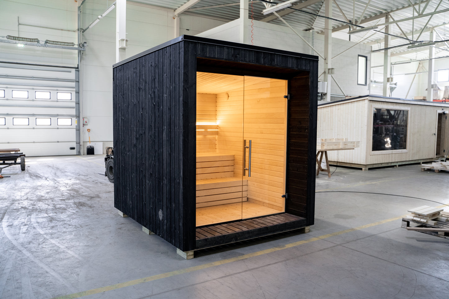 Sauna LUMI con puerta de cristal, diseño nórdico.