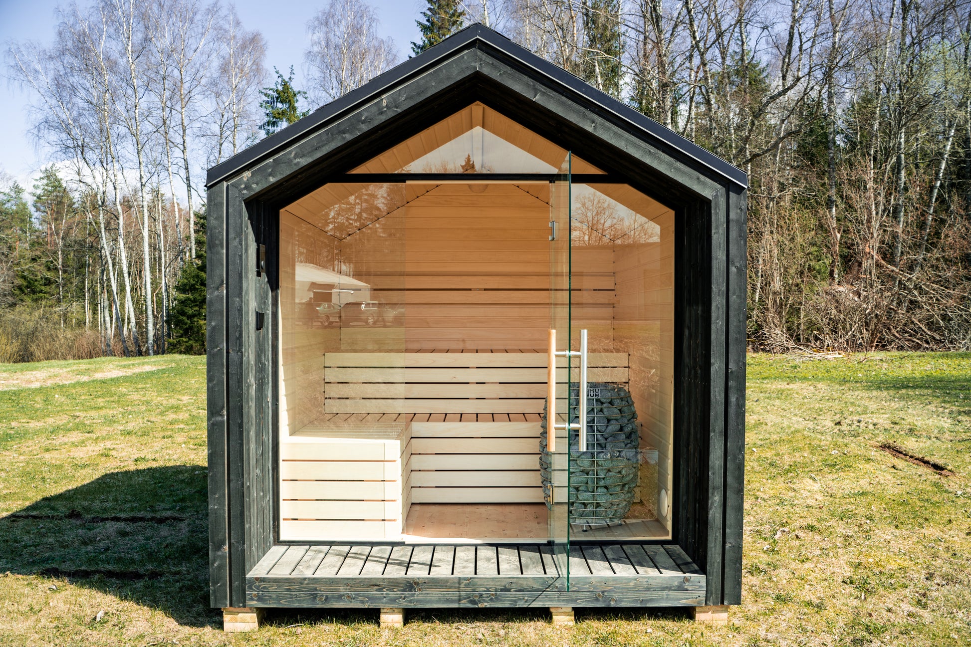 Saunamo Sauna exterior aislada Lumi en una zona de césped.