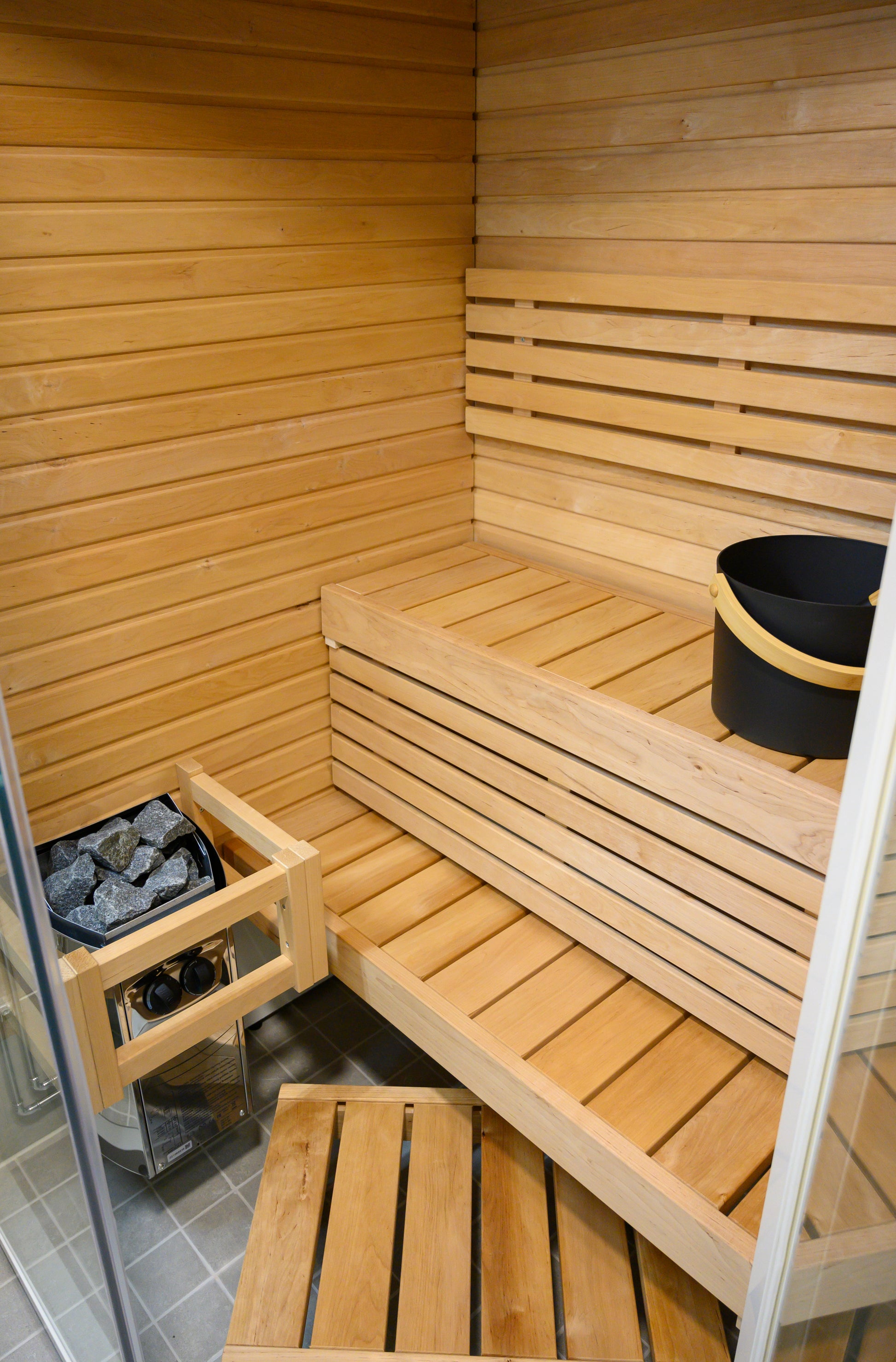 Sauna Sirius Corner con cubo y piedras.