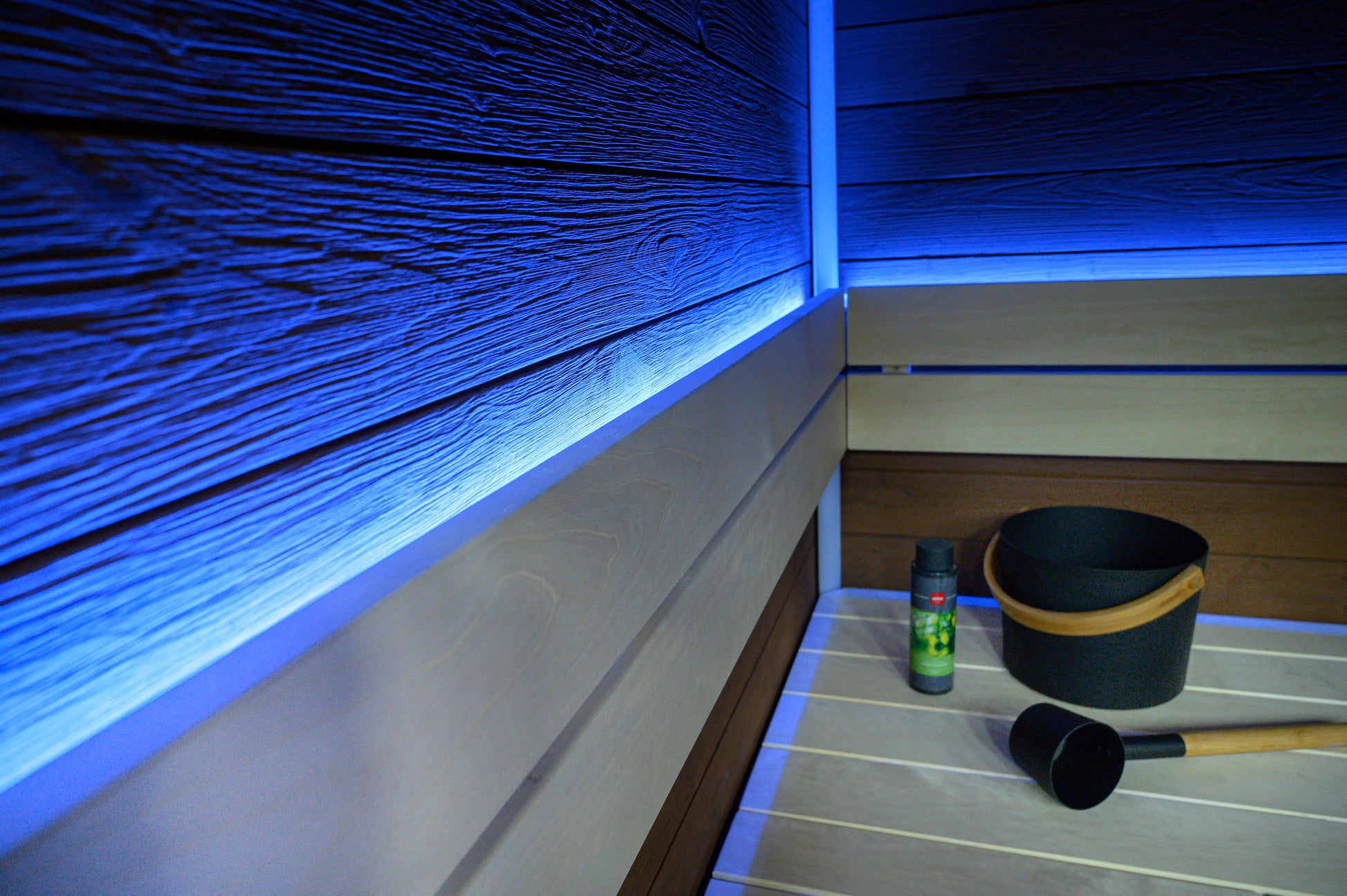 Bloque de sauna con iluminación LED y cubo negro.