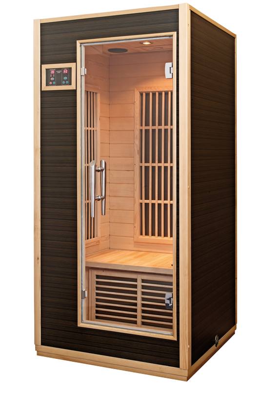 Sauna de infrarrojos radiante con puerta de cristal abierta.