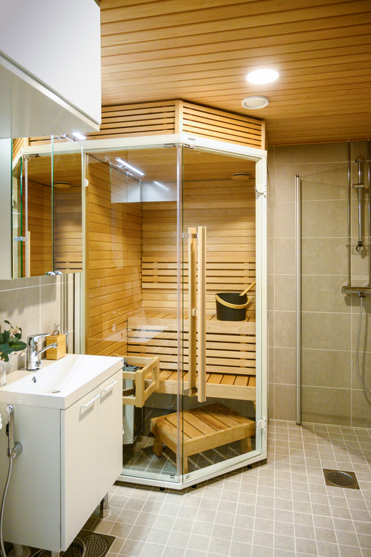 Sirius Sauna de esquina con lavabo y banco de madera.