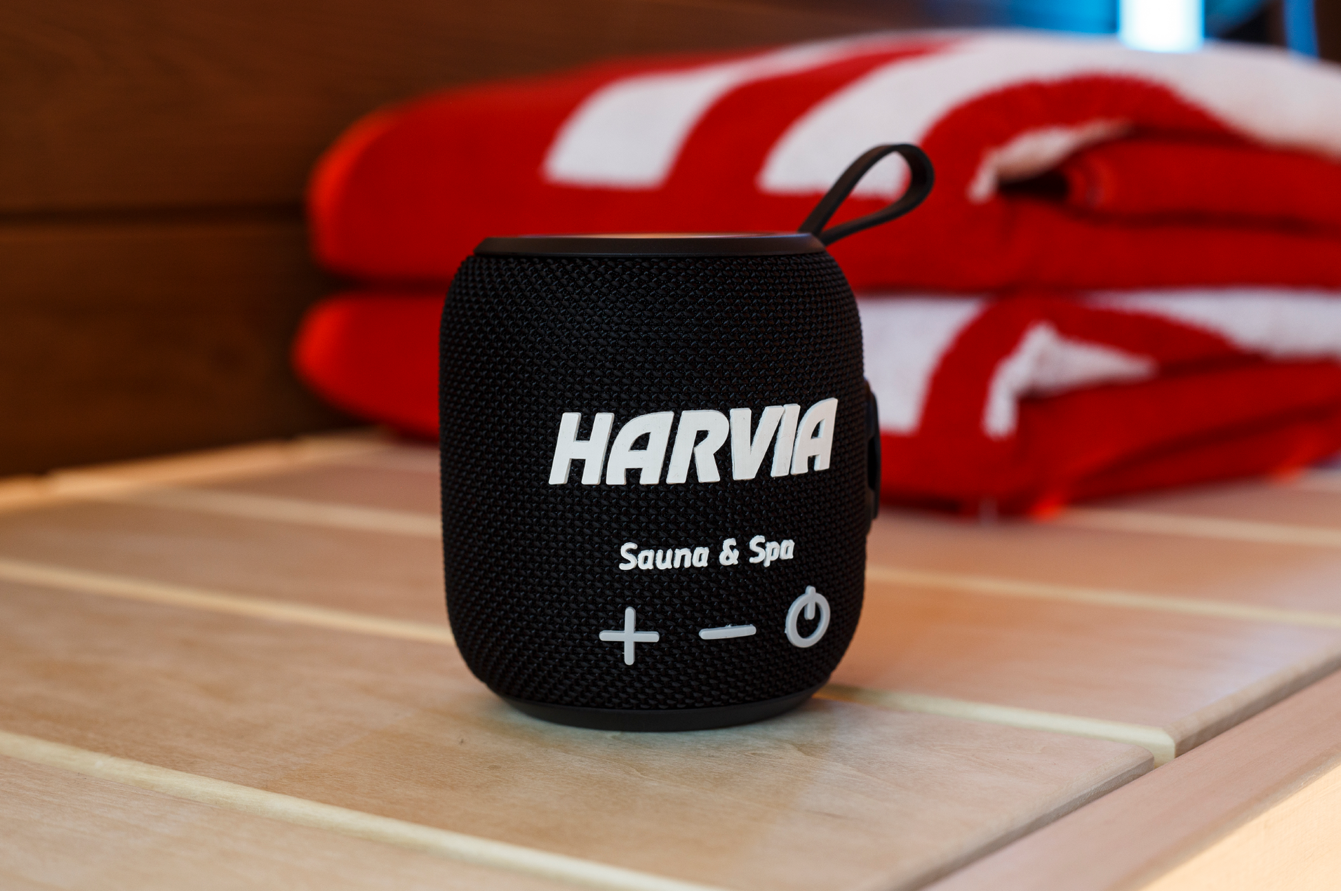 Columna de sauna Bluetooth Harvia sobre una mesa.