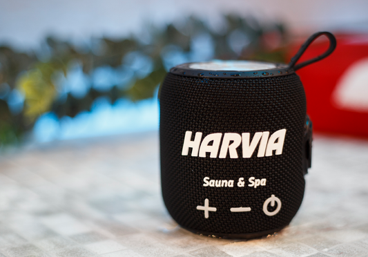 Columna de sauna Harvia Bluetooth en un balcón.