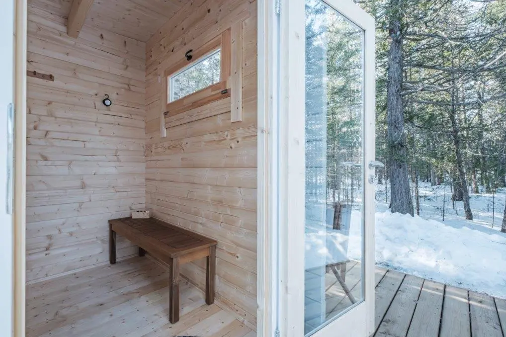 Saunamo Sauna de exterior Nordica con puerta de cristal y acabado en madera.