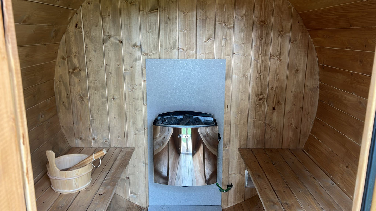 Sauna exterior 230 con cubo visible y calefactor.