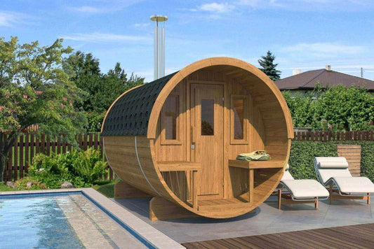 Sauna exterior de madera con terraza.