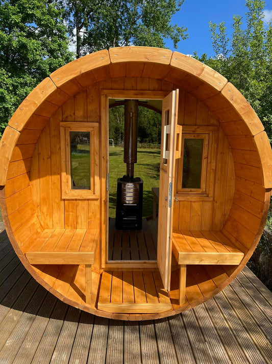 Saunamo Sauna exterior Barrel 250 de madera con puerta y bancos.