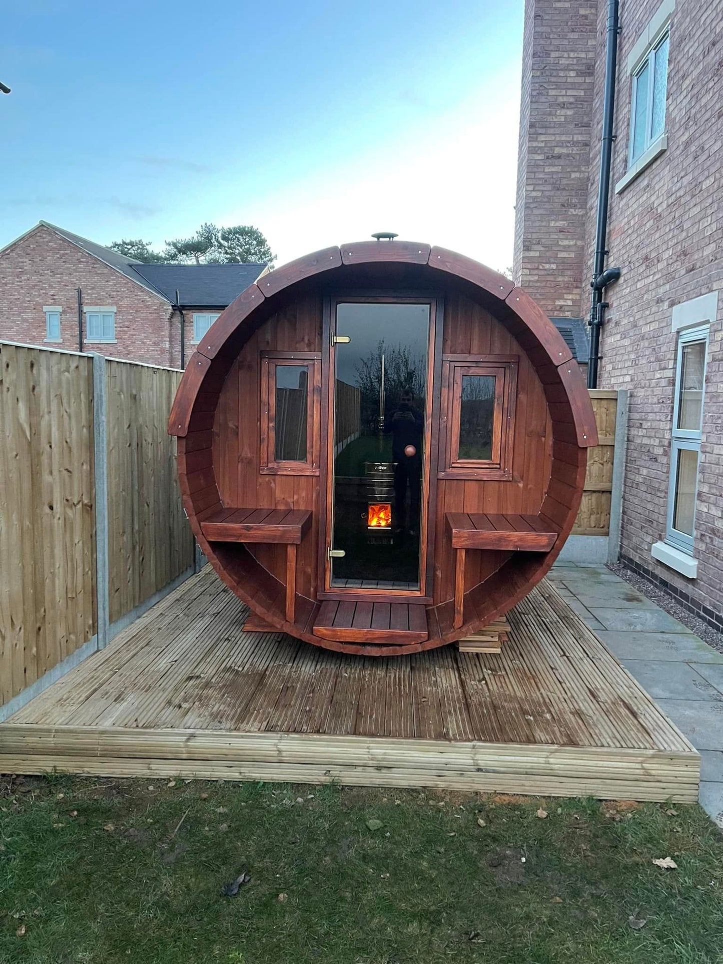 Saunamo Sauna exterior Barrel 250 con puerta de cristal.