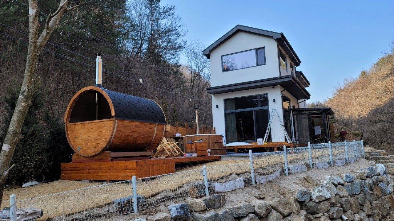 Saunamo Sauna exterior Barrel 250 con terraza y bancos.