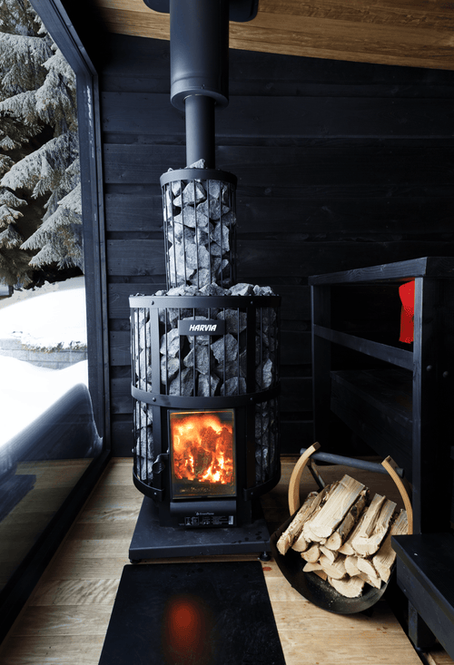 Aquecedor a lenha - Harvia Legend 240 com fogo aceso.