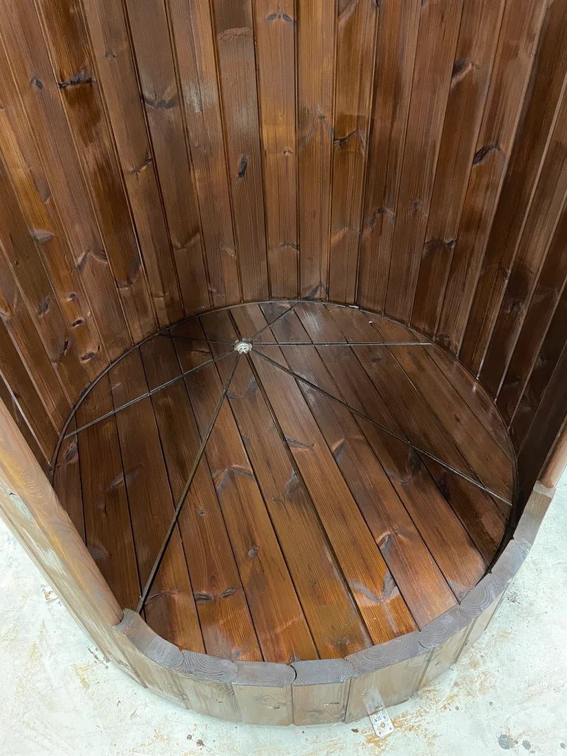 Duche de Barril com grade metálica e teto curvo.