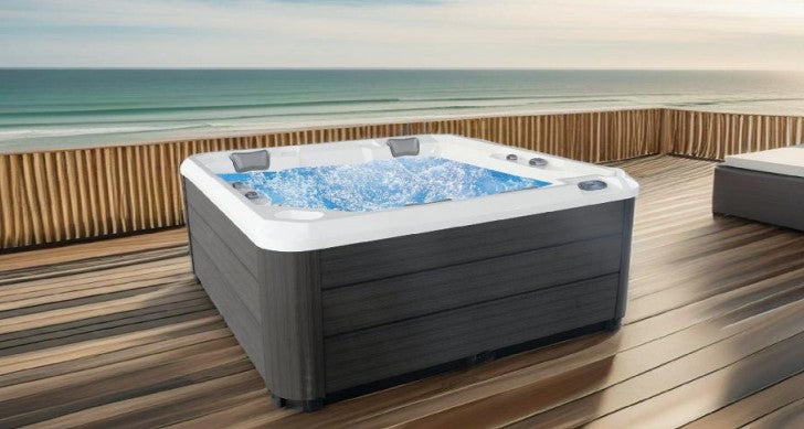 Jacuzzi exterior Hydra 215 en una cubierta.