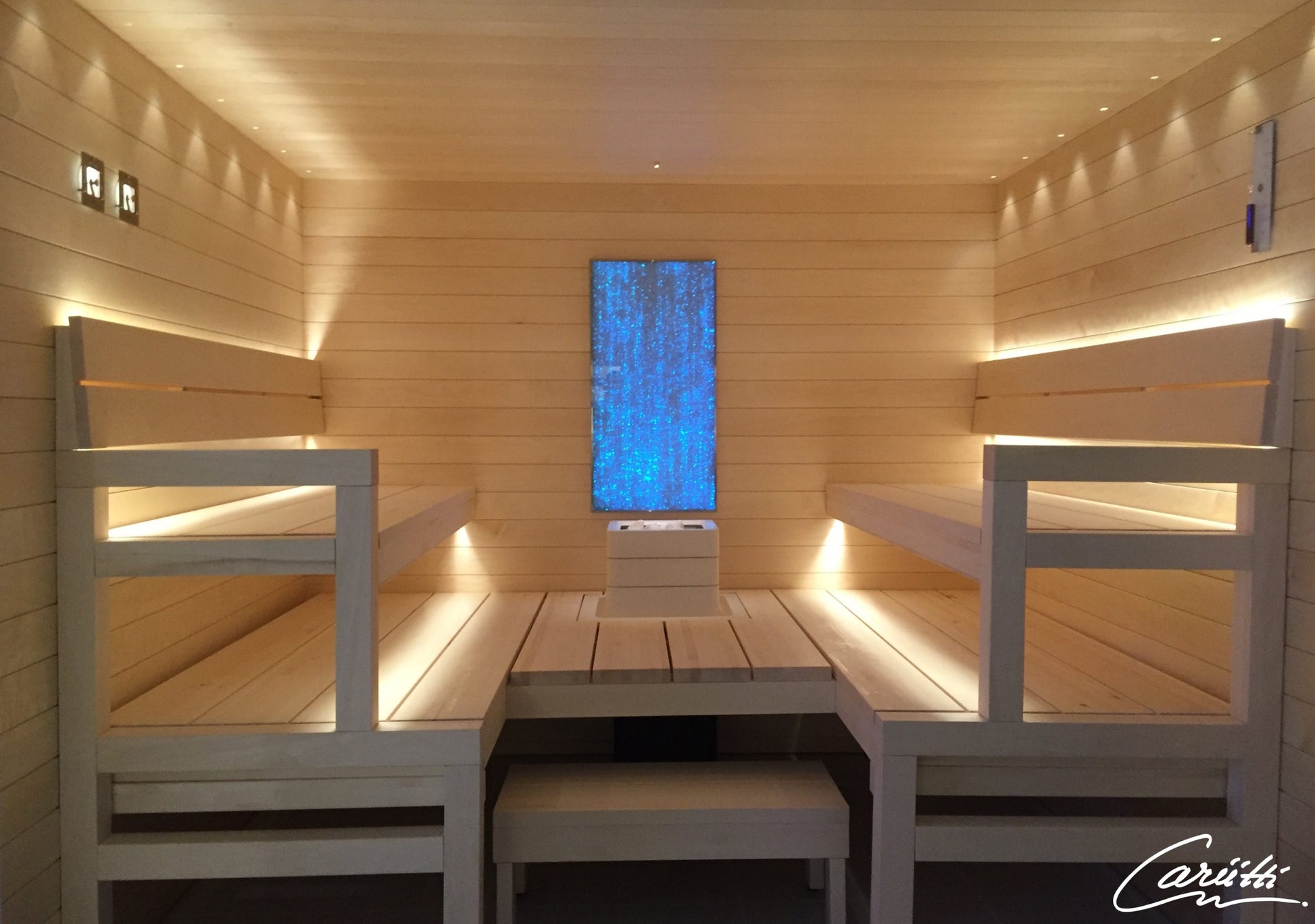 Cariitti Linear LED 2m instalado en una sauna con bancos de madera.