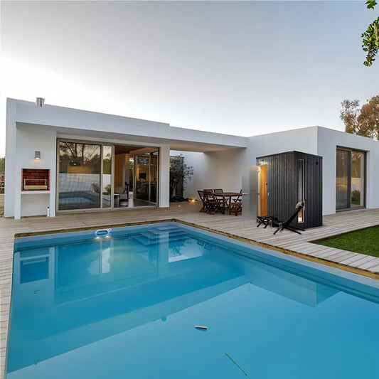 KUUT - Sala de vapor al aire libre con terraza de madera y piscina.