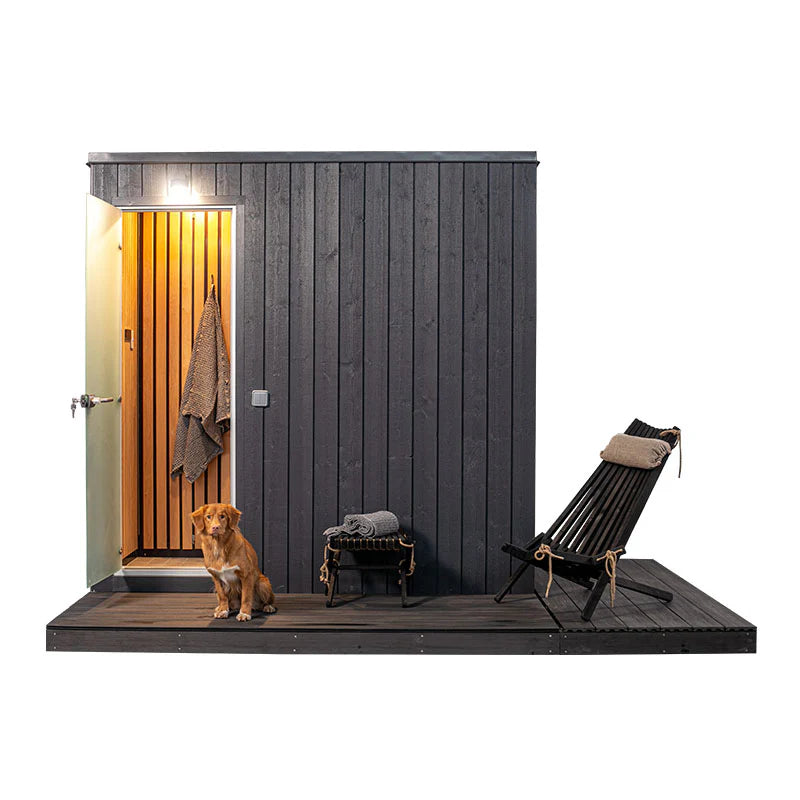 KUUT - Sala de vapor al aire libre junto a un perro y una silla.