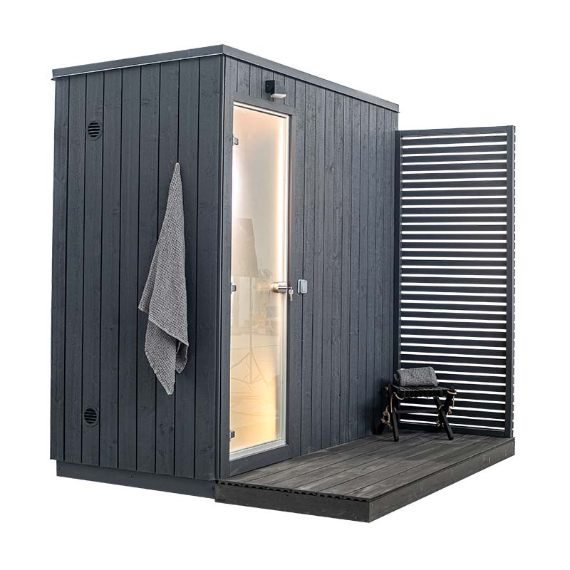 Sauna de vapor al aire libre KUUT con puerta visible y silla.