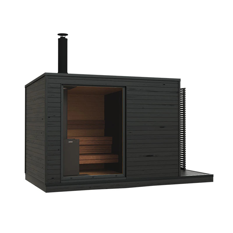 Sauna exterior de leña KUUT L con chimenea y puerta abierta.