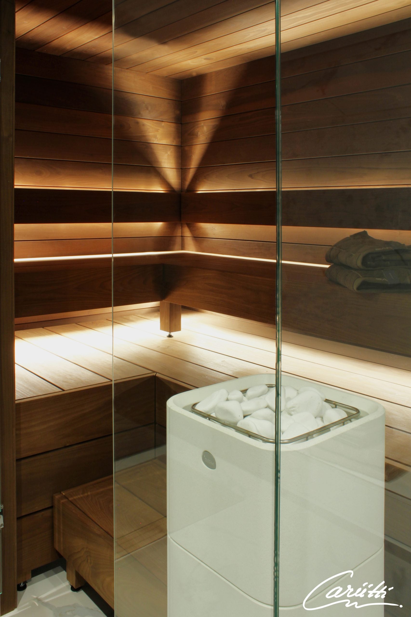 Sauna Cariitti Linear LED de 2 m con paredes de cristal.