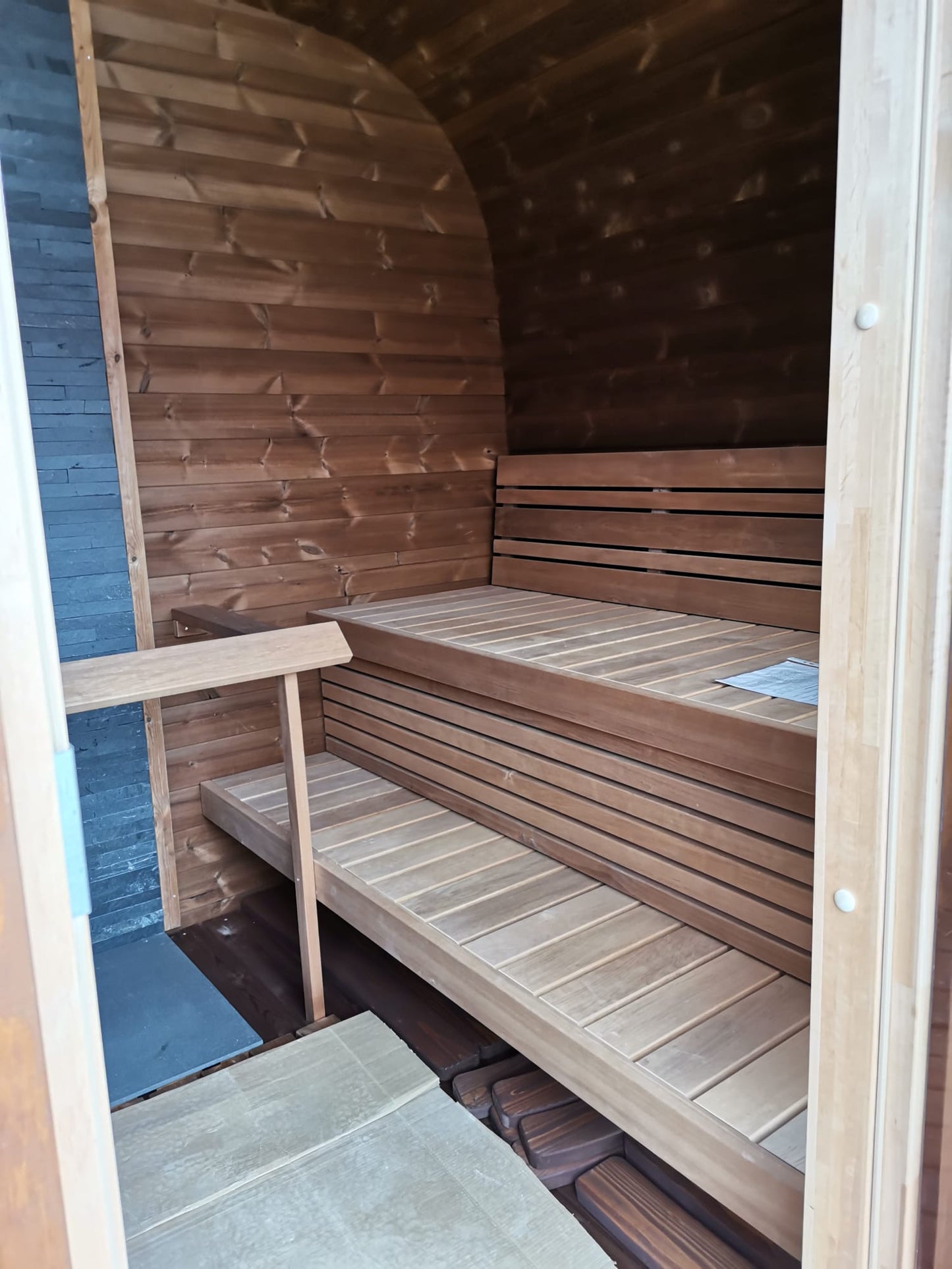 Saunamo Sauna Cubus con bancos de madera.