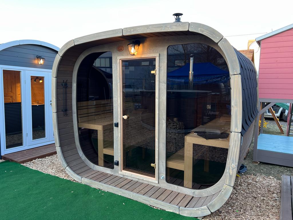 Saunamo Sauna Cubus con puerta de cristal y estructura de madera.