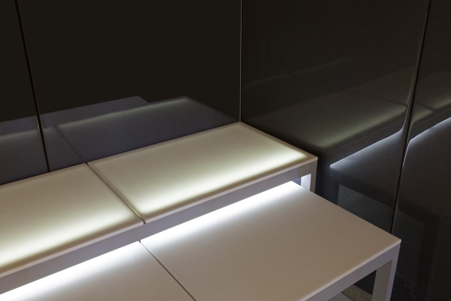 Saunamo Dual: Baño turco con luces LED y asientos.