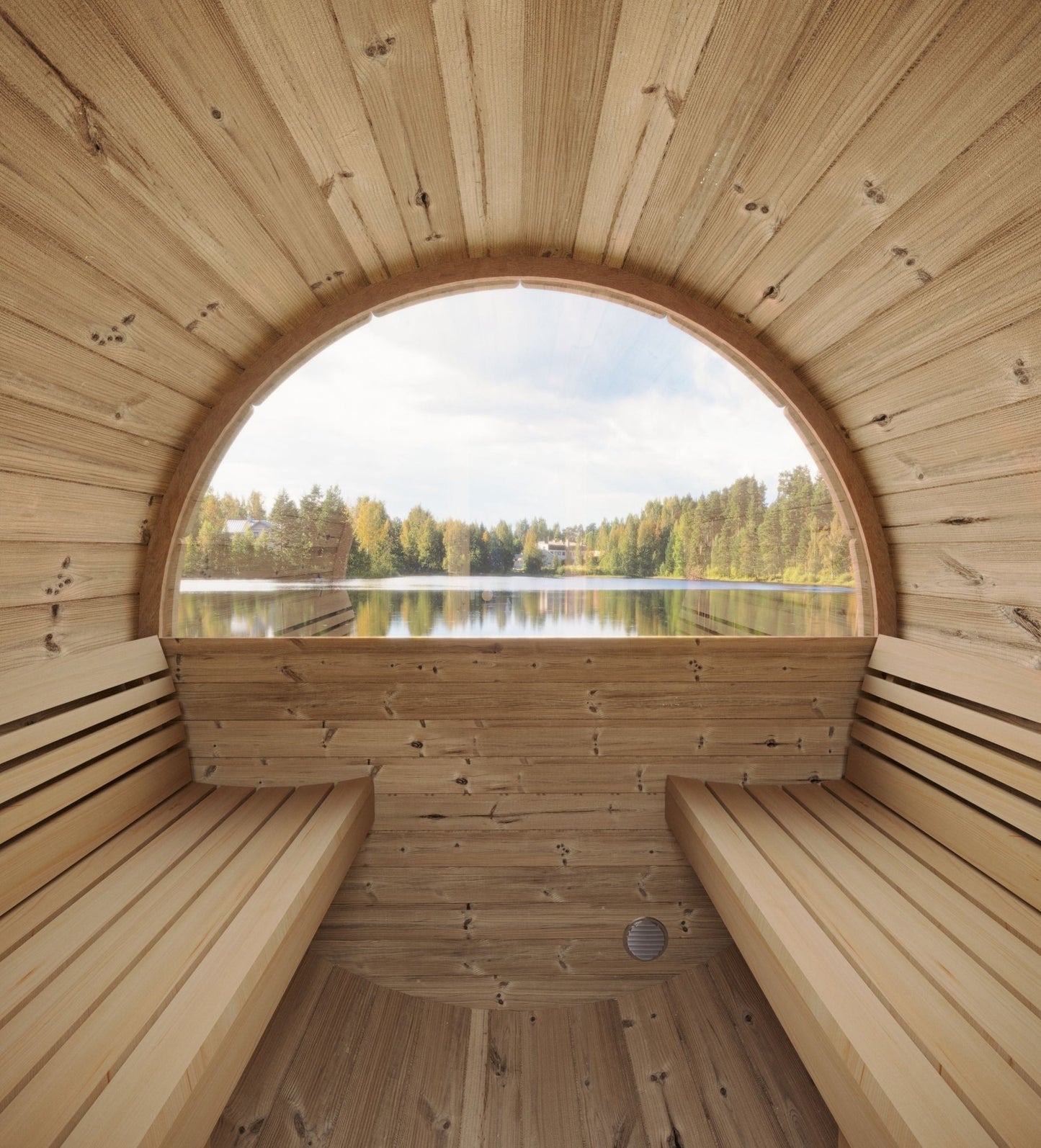 Saunamo Sauna Ergo en una sala con vistas al lago.